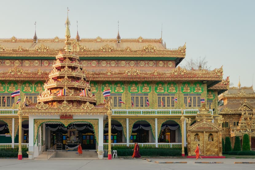 La fachada de Wat Thai Wattanaram, una de las mejores cosas que ver en Mae Sot